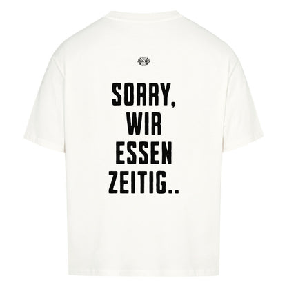 Weißes Oversized T-Shirt mit großem Rückenprint „Sorry, wir essen zeitig“ und minimalistischem Brustprint im Mazares Racing Stil