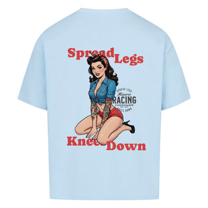 Mazares Racing Oversized Shirt Spread Legs – Knees Down mit Retro Pin-up Motiv, 100 % Baumwolle, 240 g Stoffdichte, lässige Biker Streetwear. babyblau