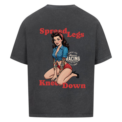Mazares Racing Oversized Shirt Spread Legs – Knees Down mit Retro Pin-up Motiv, 100 % Baumwolle, 240 g Stoffdichte, lässige Biker Streetwear. washed black