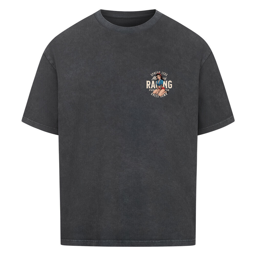 Mazares Racing Oversized Shirt Spread Legs – Knees Down mit Retro Pin-up Motiv, 100 % Baumwolle, 240 g Stoffdichte, lässige Biker Streetwear. washed black