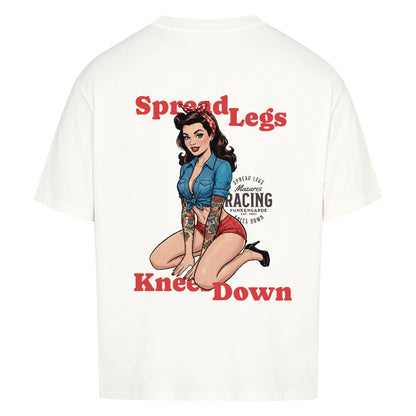 Mazares Racing Oversized Shirt Spread Legs – Knees Down mit Retro Pin-up Motiv, 100 % Baumwolle, 240 g Stoffdichte, lässige Biker Streetwear. weiß