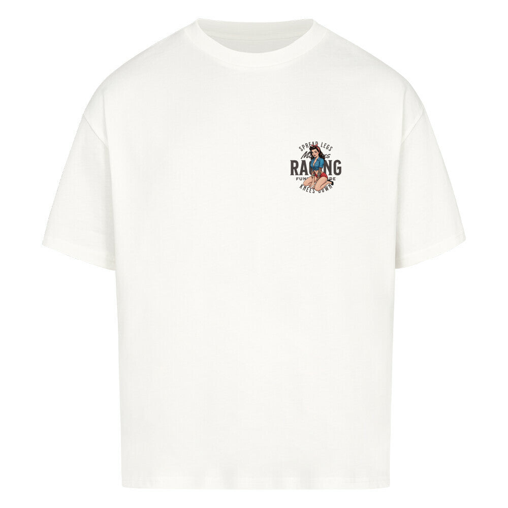Mazares Racing Oversized Shirt Spread Legs – Knees Down mit Retro Pin-up Motiv, 100 % Baumwolle, 240 g Stoffdichte, lässige Biker Streetwear. weiß