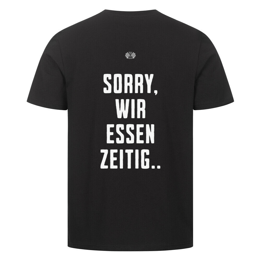 Schwarzes Herren T-Shirt mit kleinem Brustprint „Wir essen zeitig“ und großem Rückenprint „Sorry, wir essen zeitig“ im minimalistischen Mazares Stil.