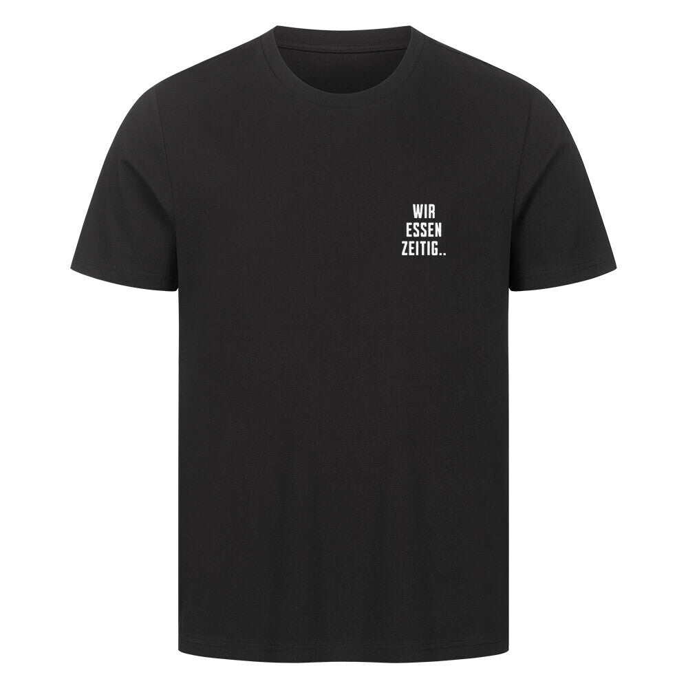 Schwarzes Herren T-Shirt mit kleinem Brustprint „Wir essen zeitig“ und großem Rückenprint „Sorry, wir essen zeitig“ im minimalistischen Mazares Stil.