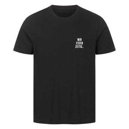Schwarzes Herren T-Shirt mit kleinem Brustprint „Wir essen zeitig“ und großem Rückenprint „Sorry, wir essen zeitig“ im minimalistischen Mazares Stil.