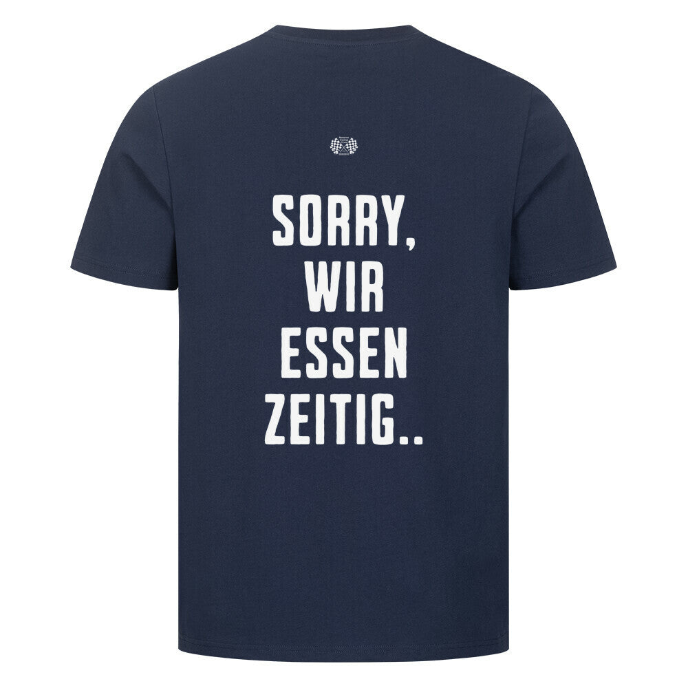 Navy blaues Herren T-Shirt mit kleinem Brustprint „Wir essen zeitig“ und großem Rückenprint „Sorry, wir essen zeitig“ im minimalistischen Mazares Stil.