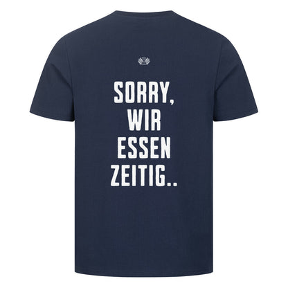 Navy blaues Herren T-Shirt mit kleinem Brustprint „Wir essen zeitig“ und großem Rückenprint „Sorry, wir essen zeitig“ im minimalistischen Mazares Stil.