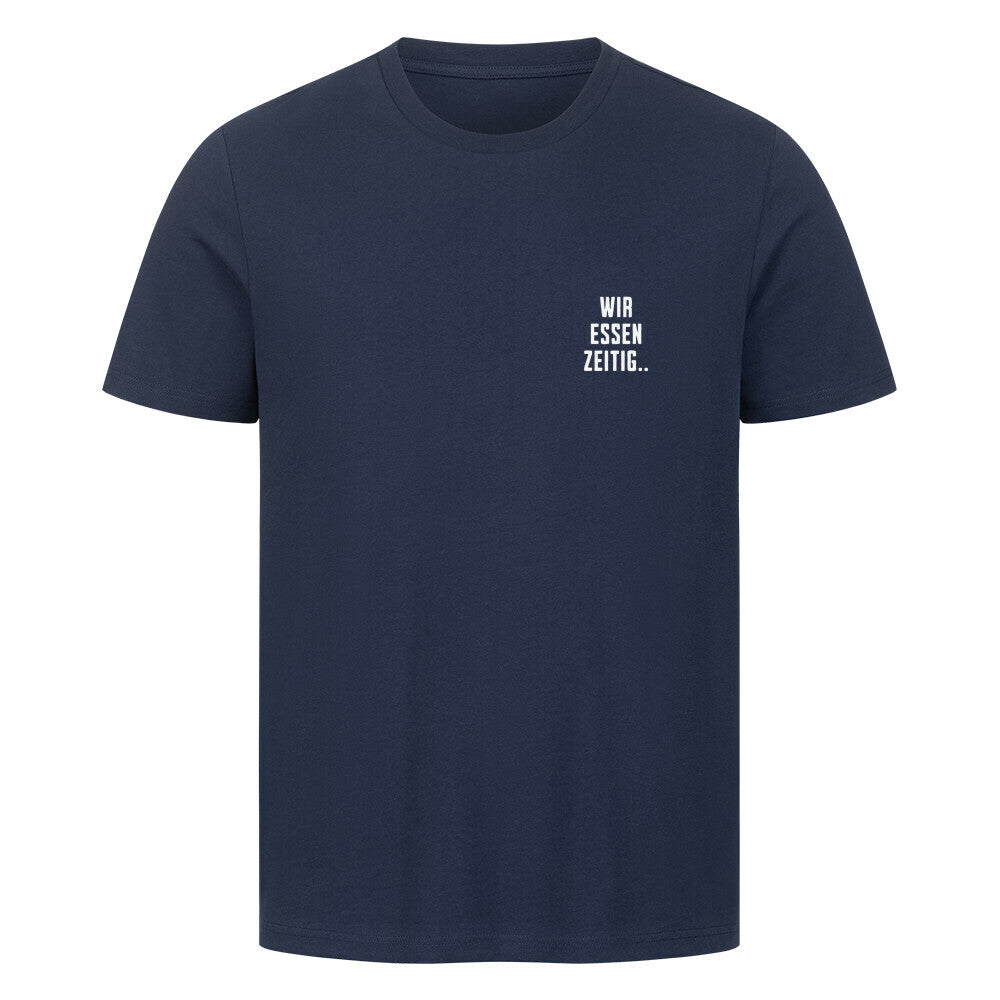 Navy Blaues Herren T-Shirt mit kleinem Brustprint „Wir essen zeitig“ und großem Rückenprint „Sorry, wir essen zeitig“ im minimalistischen Mazares Stil.
