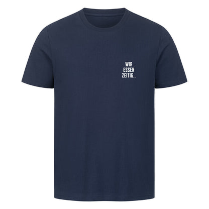 Navy Blaues Herren T-Shirt mit kleinem Brustprint „Wir essen zeitig“ und großem Rückenprint „Sorry, wir essen zeitig“ im minimalistischen Mazares Stil.