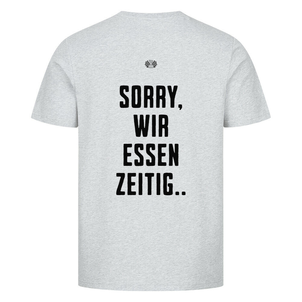 Graues Herren T-Shirt mit kleinem Brustprint „Wir essen zeitig“ und großem Rückenprint „Sorry, wir essen zeitig“ im minimalistischen Mazares Stil.