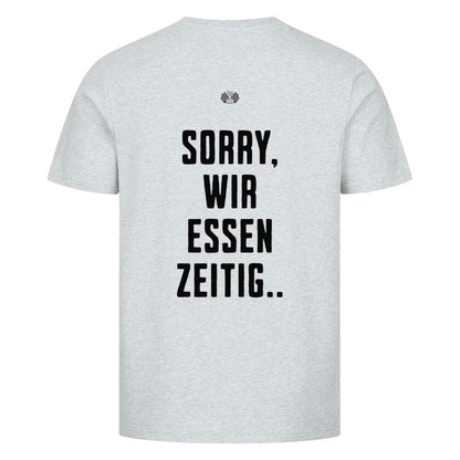 Graues Herren T-Shirt mit kleinem Brustprint „Wir essen zeitig“ und großem Rückenprint „Sorry, wir essen zeitig“ im minimalistischen Mazares Stil.