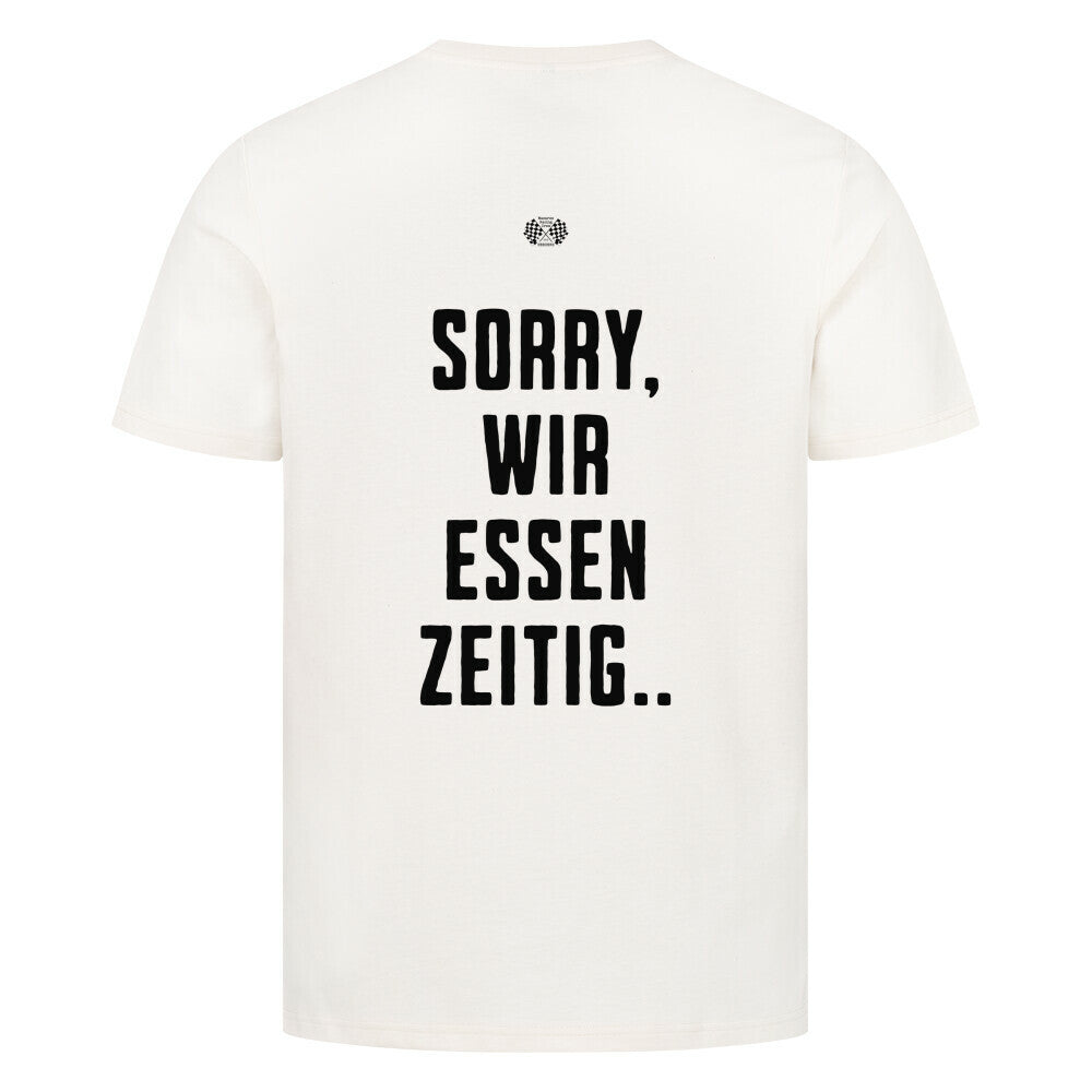 Natural Raw Herren T-Shirt mit kleinem Brustprint „Wir essen zeitig“ und großem Rückenprint „Sorry, wir essen zeitig“ im minimalistischen Mazares Stil.