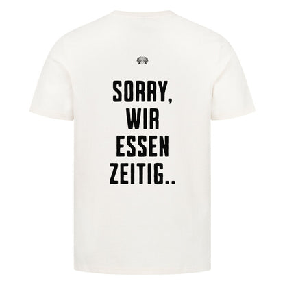 Natural Raw Herren T-Shirt mit kleinem Brustprint „Wir essen zeitig“ und großem Rückenprint „Sorry, wir essen zeitig“ im minimalistischen Mazares Stil.