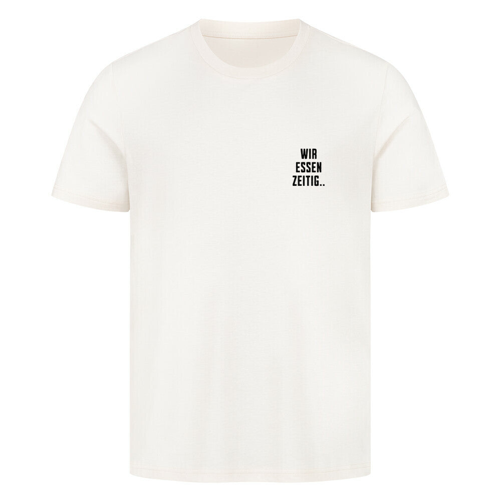 Natural Raw Herren T-Shirt mit kleinem Brustprint „Wir essen zeitig“ und großem Rückenprint „Sorry, wir essen zeitig“ im minimalistischen Mazares Stil.