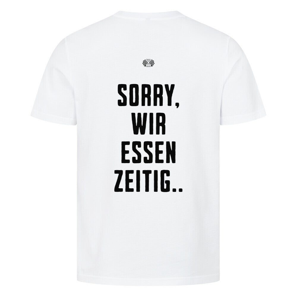 Weißes Herren T-Shirt mit kleinem Brustprint „Wir essen zeitig“ und großem Rückenprint „Sorry, wir essen zeitig“ im minimalistischen Mazares Stil.