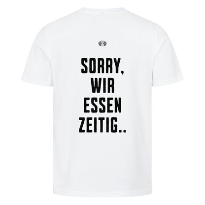 Weißes Herren T-Shirt mit kleinem Brustprint „Wir essen zeitig“ und großem Rückenprint „Sorry, wir essen zeitig“ im minimalistischen Mazares Stil.