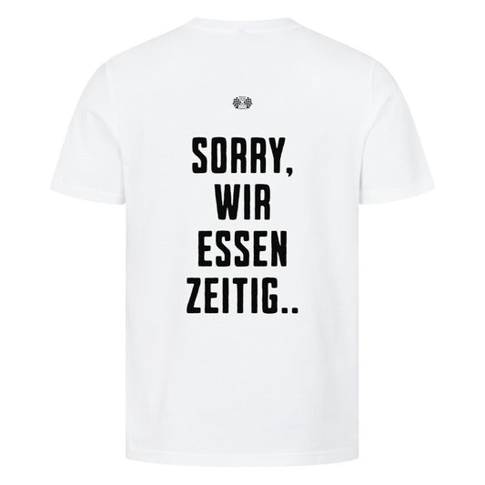 Weißes Herren T-Shirt mit kleinem Brustprint „Wir essen zeitig“ und großem Rückenprint „Sorry, wir essen zeitig“ im minimalistischen Mazares Stil.
