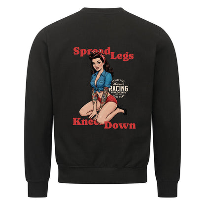 Classic Sweatshirt „Spread Legs / Knees Down“ von Mazares Racing – schwarzes Sweatshirt mit Retro-Pin-up-Design und Frontlogo schwarz