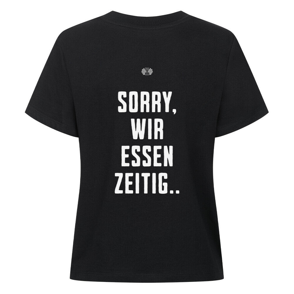 Schwarzes Damen T-Shirt mit minimalistischem Brustprint „Wir essen zeitig“ und großem Rückenprint „Sorry, wir essen zeitig“ im Mazares Biker Design.