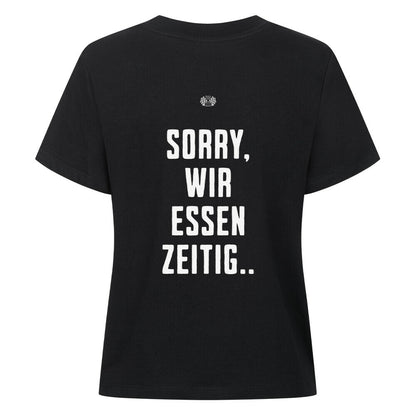 Schwarzes Damen T-Shirt mit minimalistischem Brustprint „Wir essen zeitig“ und großem Rückenprint „Sorry, wir essen zeitig“ im Mazares Biker Design.