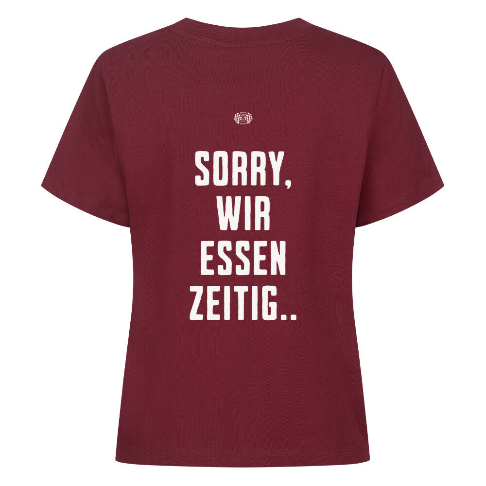 Burgunder Damen T-Shirt mit minimalistischem Brustprint „Wir essen zeitig“ und großem Rückenprint „Sorry, wir essen zeitig“ im Mazares Biker Design.
