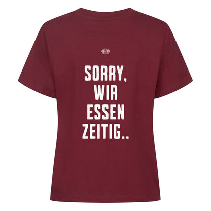 Burgunder Damen T-Shirt mit minimalistischem Brustprint „Wir essen zeitig“ und großem Rückenprint „Sorry, wir essen zeitig“ im Mazares Biker Design.