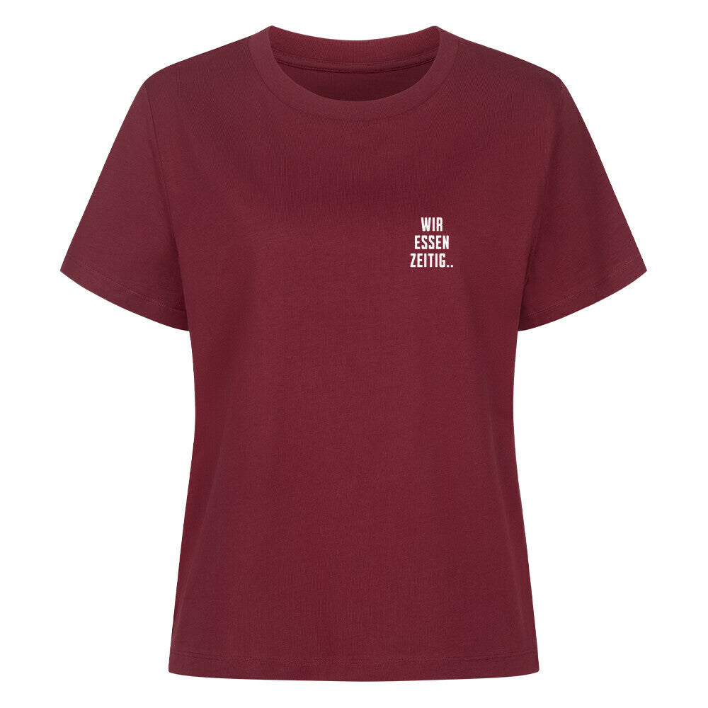 Burgunder Damen T-Shirt mit minimalistischem Brustprint „Wir essen zeitig“ und großem Rückenprint „Sorry, wir essen zeitig“ im Mazares Biker Design.