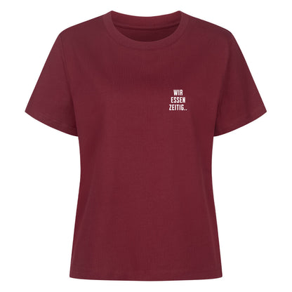 Burgunder Damen T-Shirt mit minimalistischem Brustprint „Wir essen zeitig“ und großem Rückenprint „Sorry, wir essen zeitig“ im Mazares Biker Design.