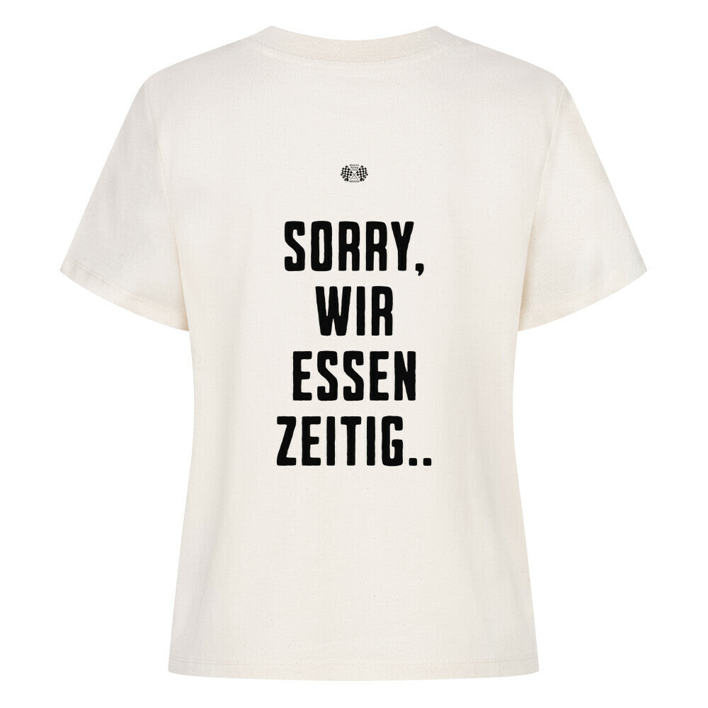 Natural Raw Damen T-Shirt mit minimalistischem Brustprint „Wir essen zeitig“ und großem Rückenprint „Sorry, wir essen zeitig“ im Mazares Biker Design.