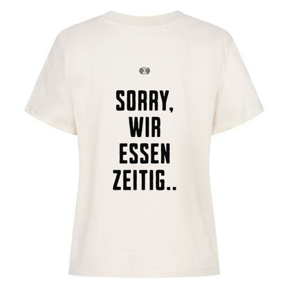 Natural Raw Damen T-Shirt mit minimalistischem Brustprint „Wir essen zeitig“ und großem Rückenprint „Sorry, wir essen zeitig“ im Mazares Biker Design.