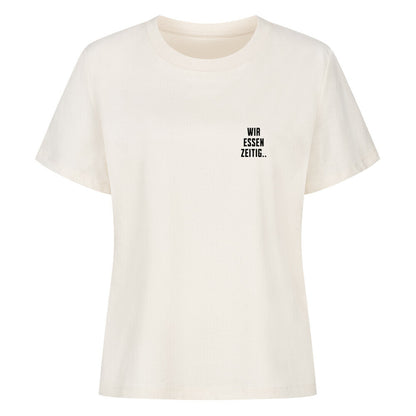 Natural Raw Damen T-Shirt mit minimalistischem Brustprint „Wir essen zeitig“ und großem Rückenprint „Sorry, wir essen zeitig“ im Mazares Biker Design.