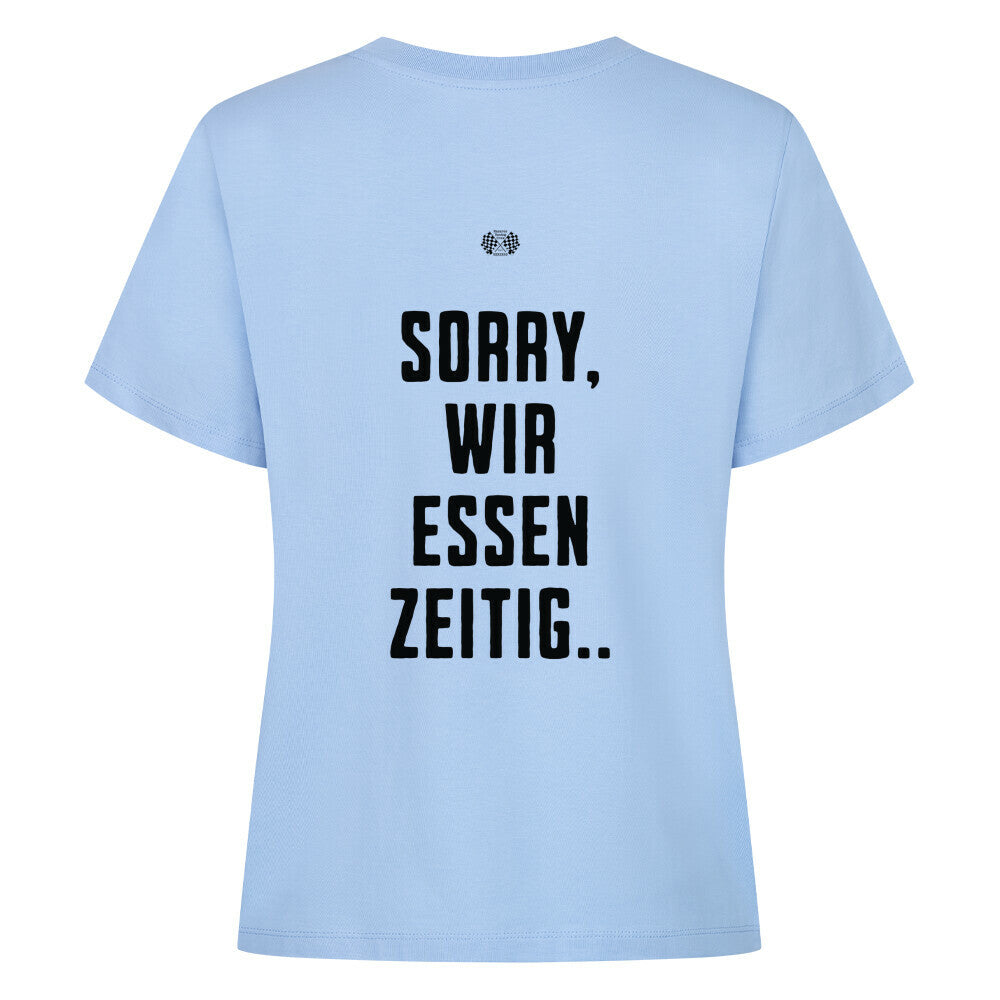 Himmelblaues Damen T-Shirt mit minimalistischem Brustprint „Wir essen zeitig“ und großem Rückenprint „Sorry, wir essen zeitig“ im Mazares Biker Design.