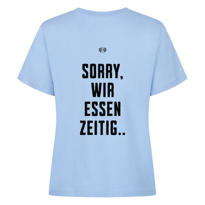 Himmelblaues Damen T-Shirt mit minimalistischem Brustprint „Wir essen zeitig“ und großem Rückenprint „Sorry, wir essen zeitig“ im Mazares Biker Design.