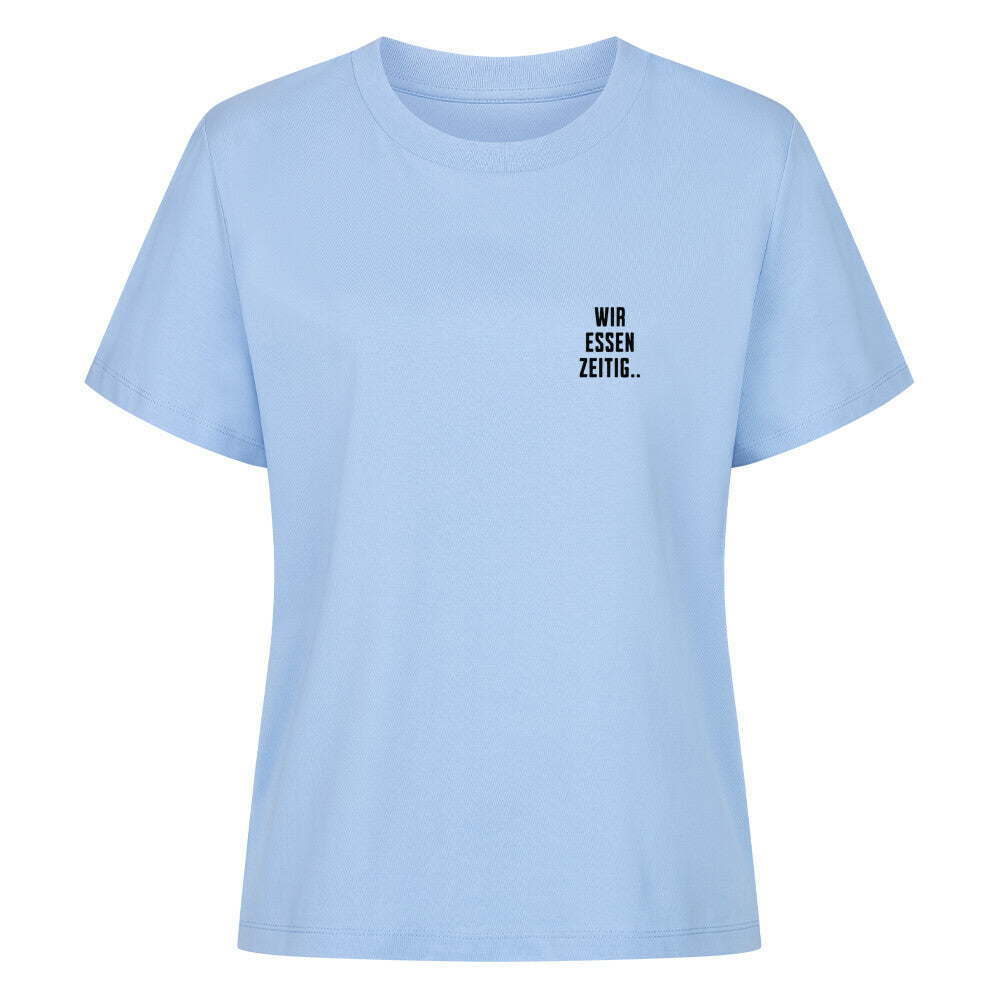 Himmelblaues Damen T-Shirt mit minimalistischem Brustprint „Wir essen zeitig“ und großem Rückenprint „Sorry, wir essen zeitig“ im Mazares Biker Design.