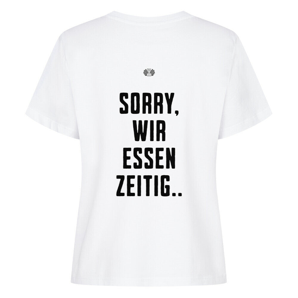 Weißes Damen T-Shirt mit minimalistischem Brustprint „Wir essen zeitig“ und großem Rückenprint „Sorry, wir essen zeitig“ im Mazares Biker Design.