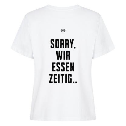Weißes Damen T-Shirt mit minimalistischem Brustprint „Wir essen zeitig“ und großem Rückenprint „Sorry, wir essen zeitig“ im Mazares Biker Design.