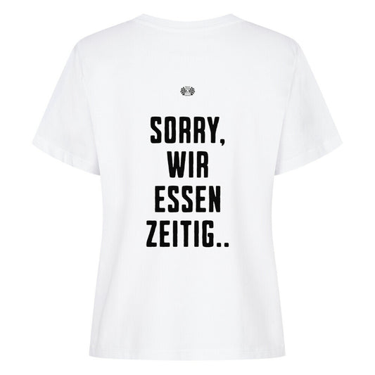 Weißes Damen T-Shirt mit minimalistischem Brustprint „Wir essen zeitig“ und großem Rückenprint „Sorry, wir essen zeitig“ im Mazares Biker Design.