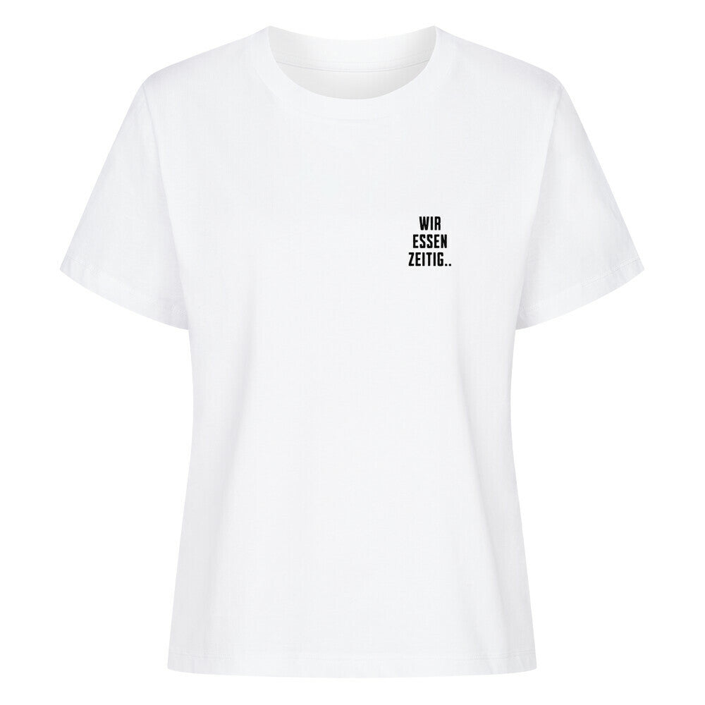 Weißes Damen T-Shirt mit minimalistischem Brustprint „Wir essen zeitig“ und großem Rückenprint „Sorry, wir essen zeitig“ im Mazares Biker Design.