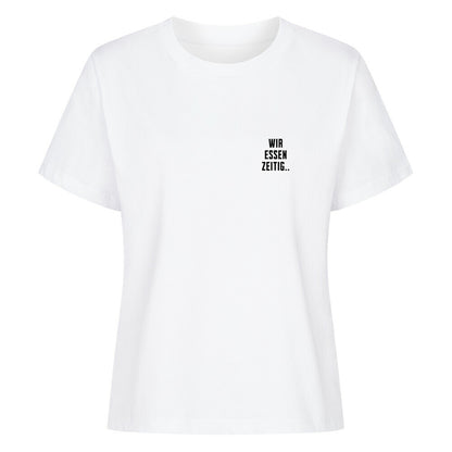 Weißes Damen T-Shirt mit minimalistischem Brustprint „Wir essen zeitig“ und großem Rückenprint „Sorry, wir essen zeitig“ im Mazares Biker Design.