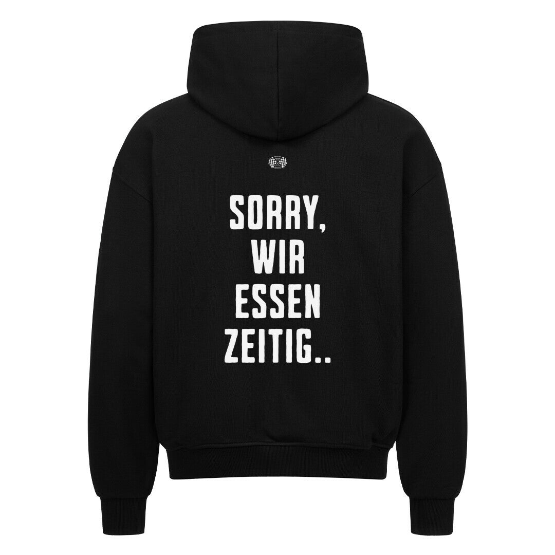 Schwarzer Zipper Hoodie mit großem Rückenprint „Sorry, wir essen zeitig“ und kleinem Brustprint im minimalistischen Mazares Racing Design.