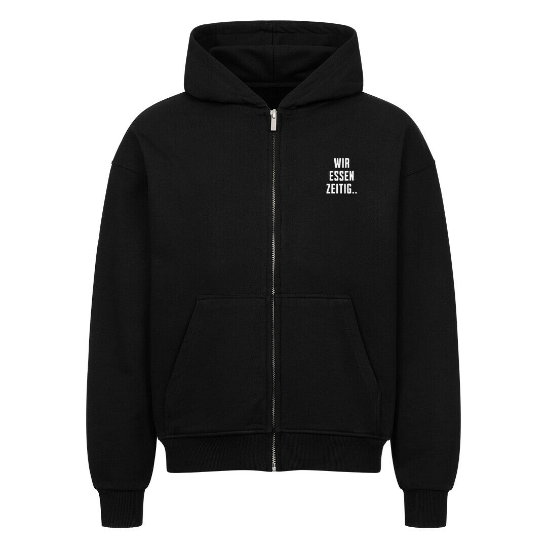 Schwarzer Zipper Hoodie mit großem Rückenprint „Sorry, wir essen zeitig“ und kleinem Brustprint im minimalistischen Mazares Racing Design.
