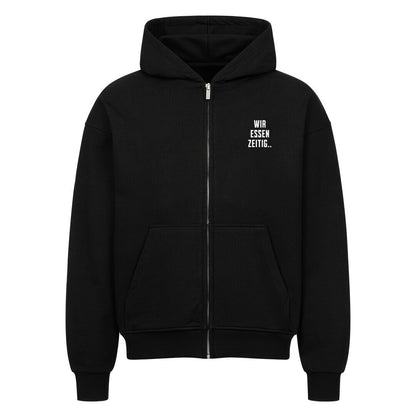 Schwarzer Zipper Hoodie mit großem Rückenprint „Sorry, wir essen zeitig“ und kleinem Brustprint im minimalistischen Mazares Racing Design.