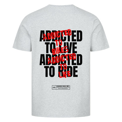 Ride Addicted Herren T-Shirt mit großem typografischem Rückenprint. Das Design vereint die Leidenschaft für Motorräder, das Fahren und das Lebensgefühl auf zwei Rädern. Motorradbekleidung und Biker Streetwear von Mazares Racing. heather grey