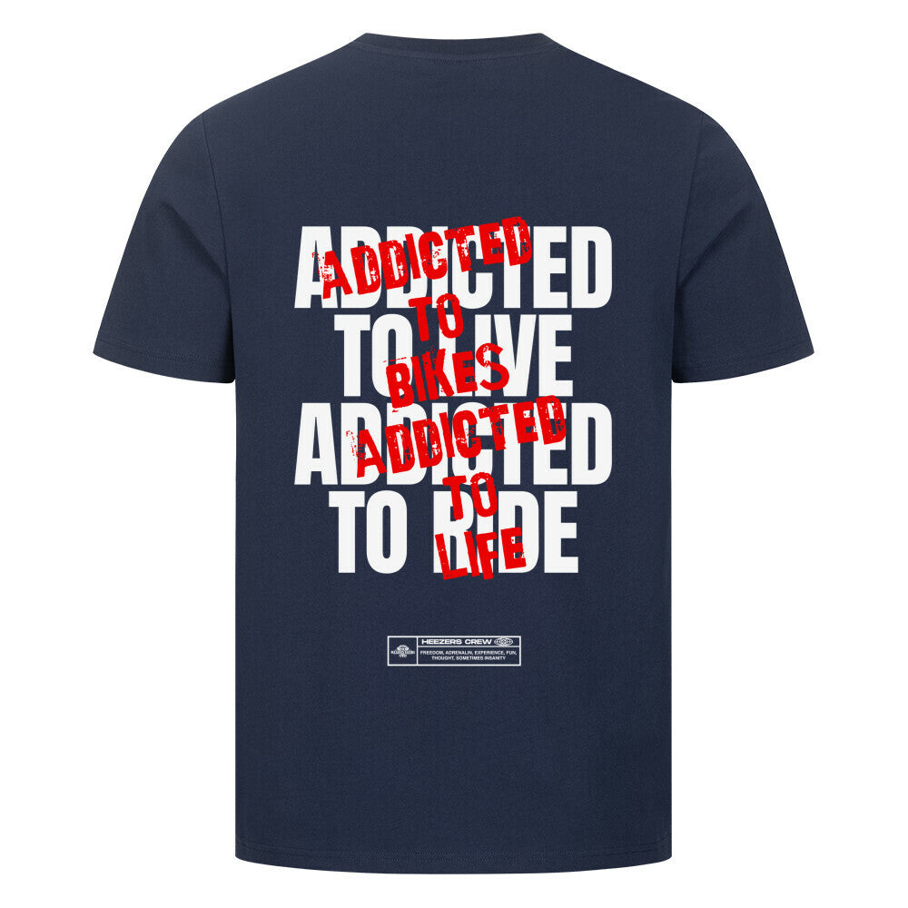 Ride Addicted Herren T-Shirt mit großem typografischem Rückenprint. Das Design vereint die Leidenschaft für Motorräder, das Fahren und das Lebensgefühl auf zwei Rädern. Motorradbekleidung und Biker Streetwear von Mazares Racing. french navy