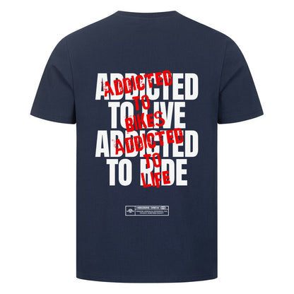 Ride Addicted Herren T-Shirt mit großem typografischem Rückenprint. Das Design vereint die Leidenschaft für Motorräder, das Fahren und das Lebensgefühl auf zwei Rädern. Motorradbekleidung und Biker Streetwear von Mazares Racing. french navy