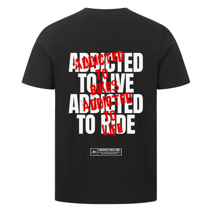 Ride Addicted Herren T-Shirt mit großem typografischem Rückenprint. Das Design vereint die Leidenschaft für Motorräder, das Fahren und das Lebensgefühl auf zwei Rädern. Motorradbekleidung und Biker Streetwear von Mazares Racing. schwarz