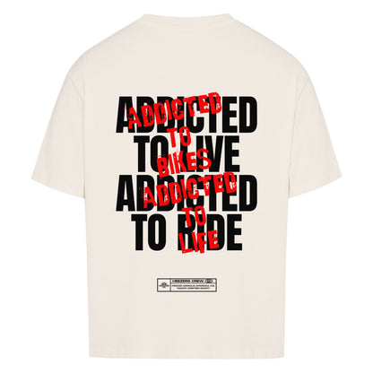 Ride Addicted Oversized T-Shirt mit großem typografischem Rückenprint. Das Design verbindet die Leidenschaft für Motorräder, das Fahren und das Lebensgefühl auf zwei Rädern. Hochwertige Motorrad Streetwear von Mazares Racing. natural raw