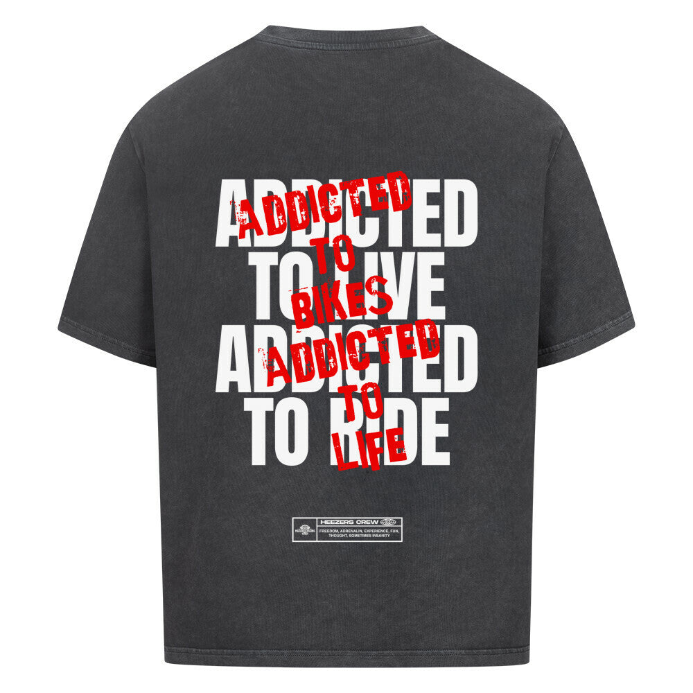 Ride Addicted Oversized T-Shirt mit großem typografischem Rückenprint. Das Design verbindet die Leidenschaft für Motorräder, das Fahren und das Lebensgefühl auf zwei Rädern. Hochwertige Motorrad Streetwear von Mazares Racing. washed black