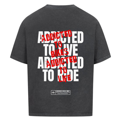 Ride Addicted Oversized T-Shirt mit großem typografischem Rückenprint. Das Design verbindet die Leidenschaft für Motorräder, das Fahren und das Lebensgefühl auf zwei Rädern. Hochwertige Motorrad Streetwear von Mazares Racing. washed black