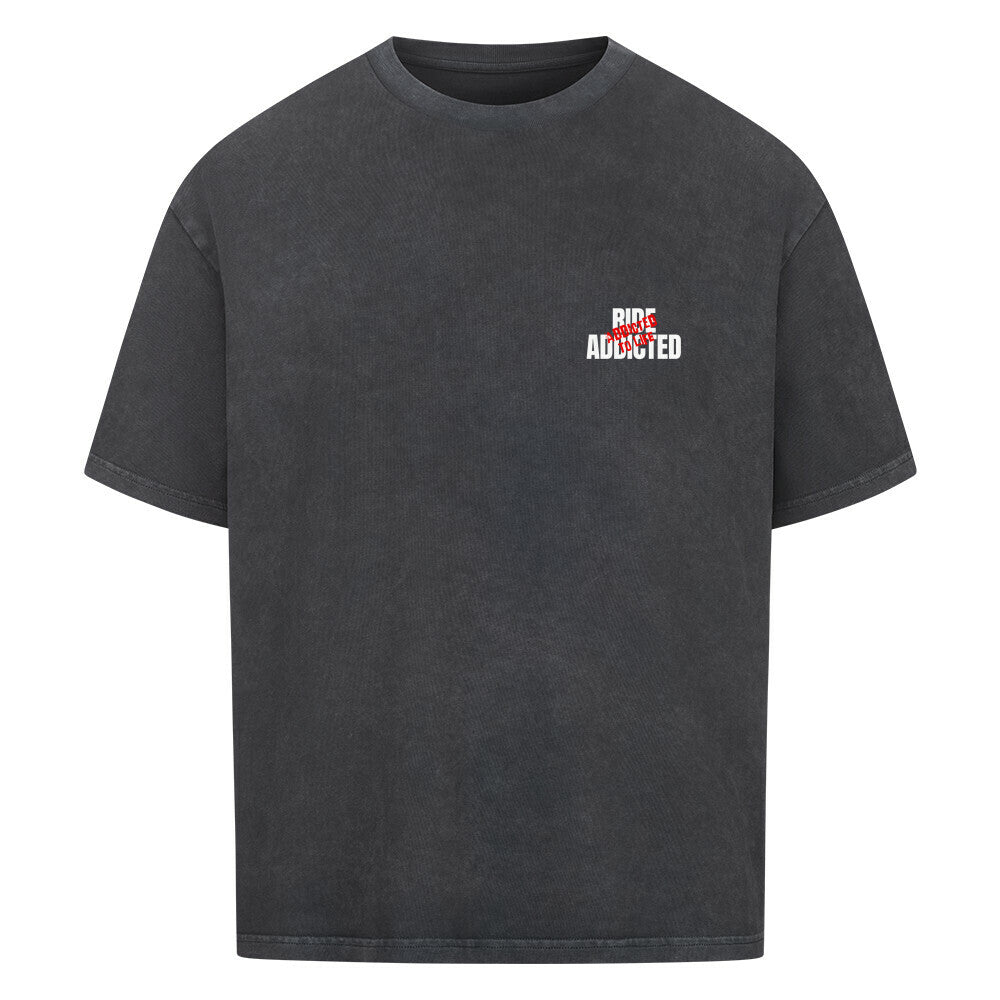 Oversized Motorrad T-Shirt mit kleinem Ride Addicted Brustprint. Schweres 240 GSM Baumwollshirt mit lässigem Oversized Fit und Dropped Shoulders für Motorradfahrer und Biker. washed black